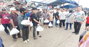 Polda Kalbar Salurkan 200 Paket Bansos Sembako Ramadhan untuk Buruh Bongkar Muat