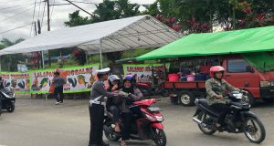 Tebar Berkah Ramadhan, Polres Bengkayang Bagikan Takjil kepada Pengguna Jalan