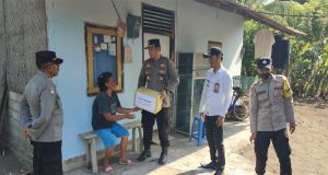Kapolsek Gilimanuk Bersama Lurah Gilimanuk Serahkan Bantuan Tali Kasih di Arum Barat