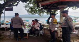 Pesan Kamtibmas Dari Kapolsek Gilimanuk Untuk Para Pengunjung Wisata Di Teluk Waterbe Melalui Program “Jumat Curhat”