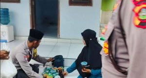 Polsek Gilimanuk Bersama NU Bagikan Takjil di Lingkungan Arum Gilimanuk