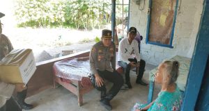 Kapolsek Gilimanuk Dampingi Lurah Serahkan Bantuan Talikasih di Lingkungan Arum Barat