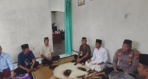Polsek Gilimanuk Bagi-Bagi Takjil Kepada Warga Muslim di Lingkungan Arum