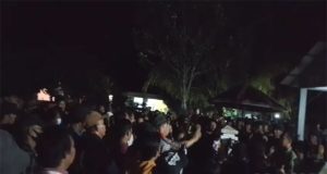 Tim Pemenangan 01 Pasangan Gogo Helo Cabup Kab. Barito Utara Melakukan Demo Aksi Damai di Bawaslu