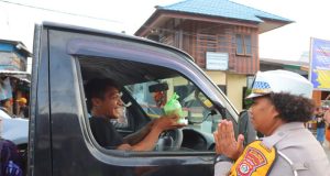 Ramadhan Berkah 1446 H, Kapolres Waropen Berbagi Takjil Bersama Polwan Polres Waropen