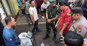 Kapolres Beltim Pantau & Tinjau Pendistribusian Daging Sapi Beku Jelang Hari Raya Idul Fitri 1446 H