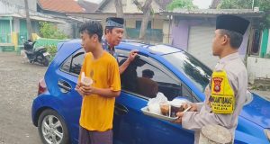 Takjil Dibagikan Untuk Warga Lingkungan Asri Barat Gilimanuk