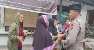 Polsek Kawasan Pelabuhan Gilimanuk Gelar Bagi Bagi Takjil di Bulan Ramadhan, Kepada Warga
