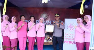 Bhayangkari Peduli Polda Kalbar Kunjungi Pos OPS Ketupat Kapuas 2025 Dan Bagi Takjil Kepada Para Pengendara