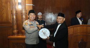 Kapolres Sukabumi Bagikan Ratusan Sarung pada Momen Tarling Ramadhan