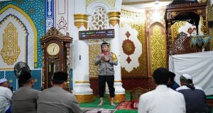 Kapolres Pidie Gelar Sholat Subuh Keliling di Mesjid Baitul Munawwarah Sosialisasikan Hotline 110