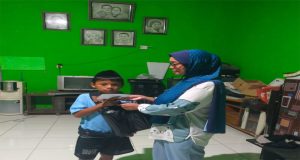 Ketua Yayasan AlJabar Cipatat ,Bandung Barat H . zaenal Samsudin berbagi Rejeki Kepada Anak Yatim