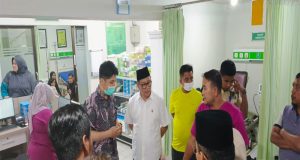 Heran, Walikota Bukittinggi Berjalan Kaki Keluar dari Rumah Dinas