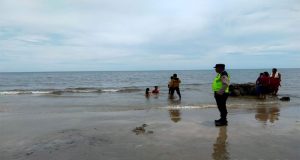 Personel Polsek Matan Hilir Selatan Laksanakan Monitoring Tempat Wisata Pantai Tanjung Batu Selama Libur Lebaran