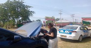 Petugas Pos Pengamanan Polres Bengkayang Bantu Pengendara Mobil Mogok di Simpang Pantai Samudera Indah