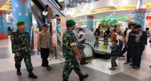 Berikan Rasa Aman Kepada Pengunjung, Petugas Pos Pelayanan Laksanakan Patroli Jalan Kaki di Singkawang Grand Mall