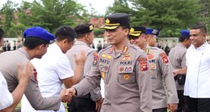 Pererat Tali Silaturahmi Dan Saling Memaafkan Di Suasana Perayaan Idul Fitri 1446 H, Kapolda Kalbar Memimpin Apel Pagi Sekaligus Halal Bihalal