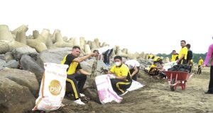 Ketua Bhayangkari Daerah Jawa Barat Bersama Polres Sukabumi Gelar Aksi Bersih-Bersih Pantai di Palabuhanratu