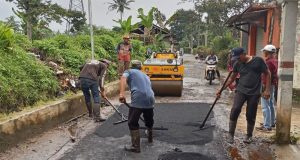 Wujudkan Akses Lebih Baik, Pemdes Cibodas Perbaiki Jalan Rusak