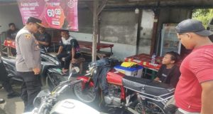 Kapolsek Gilimanuk Jalin Komunikasi Bersama Sopir dan Pengguna Jasa Pelabuhan Pada Kegiatan Jumat Curhat