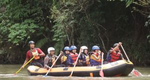Kapolresta Bukittinggi Beserta Jajaran Menikmati Tantangan Arung Jeram Di Nagari Padang Tarok