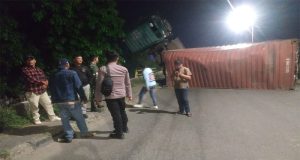 Truk Trailer Terguling di Jembatan KBN Marunda Akibat Rem Blong, Tidak Ada Korban Jiwa