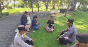 Kapolsek Gilimanuk Jalin Komunikasi Dengan Pengunjung Patung Siwa Lewat Program “Jumat Curhat”