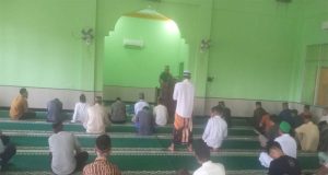 Babinsa Koramil 04/SKT Sertu Hendri Jadi Khatib dan Imam Sholat Jum’at, Angkat Tema Santuni Anak Yatim