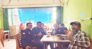 Sinergi di Meja Kopi: Kabiro Suara Mabes dan Ketua APDESI Inhil Bahas Tantangan Desa