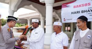 Kapolres Pidie Serahkan Bantauan Peralatan di Masjid Raya Labui