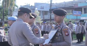 Laksanakan Upacara PTDH, Kapolres Ketapang Tekankan Untuk Menjadi Pengingat Bagi Anggota Lainnya