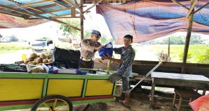 Sipropam Polres Singkawang Berbagi Kasih Lewat Bansos Untuk Kaum Duafa Sambut HUT Bhayangkara ke-79