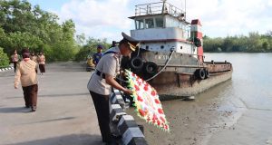 Peringati HUT Bhayangkara ke 79, Wakapolres Beltim Pimpin Ziarah Dan Tabur Bunga Di TMP ‘Murni’ Belitung Timur