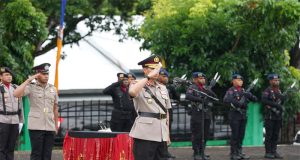 Jelang Hari Bhayangkara Ke-79 Polda Papua Barat Laksanakan Ziarah dan Tabur Bunga di TMP Manokwari