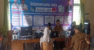 Dinas kependudukan dan catatan sipil OKU jemput bola di Desa Sri mulya untuk perekaman e KTP
