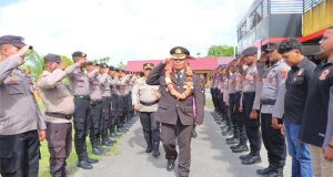 Kapolres Waropen Pimpin Upacara Wisuda Purna Bakti Kompol. Joys Simatauw