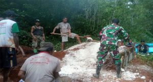 Bukti Kedekatan TNI dan Rakyat, Babinsa Serui Gali Liang Kubur Bersama Pemuda Kampung Tatui