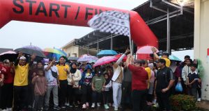 Cuaca Hujan Tidak Menyurutkan Antusias Masyarakat Meriahkan Jalan Santai HUT Bhayangkara ke-79, Digelar Polres Beltim