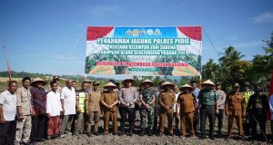 Polres Pidie dan Kelompok Tani Sabena Geuleudieng Padang Tiji Tanam Jagung di Lahan 11 Hektare