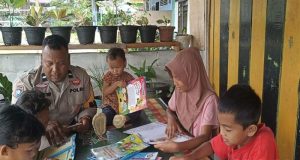 Bhabinkamtibmas Desa Merangin Gelar Perpustakaan Keliling, Ajak Anak-anak Gemar Membaca!