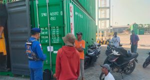 Personel Sat Polairud Polres Ketapang Berikan Imbauan Keselamatan Kepada Crew Kapal Kapuas Abadi I