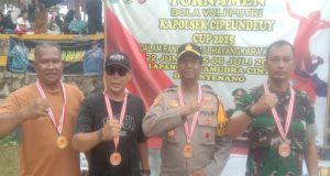 Lapangan Samudra Cinta Desa Nyenang Kec. Cipeundeuy KBB di Penuhi Penonton Untuk Menyaksikan Bola Volly Cup Rangkaian (HUT) Bhayangkara ke 79