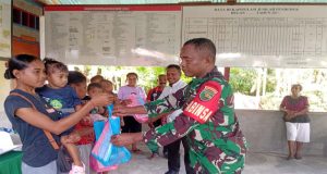 Wujud Kepedulian TNI: Serka Yowei Gotong Royong Bangun Rumah Warga