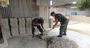 Babinsa Bantu Usaha Batu Bata Warga di Serui