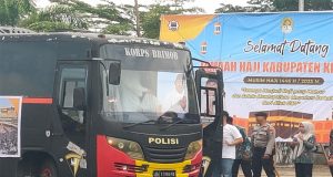 Bersama Forkopimda, Kasat Binmas Polres Ketapang Sambut Kedatangan Jamaah Haji