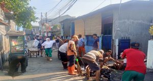 RW 03 Cilincing Gelar Giat Gotong Royong Bersama Warga Pengurus Wilayah Karang Taruna dan PPSU