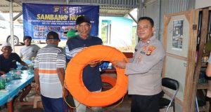 Polres Beltim Bagikan Alat Pelindung Diri Untuk Melaut Kepada Para Nelayan