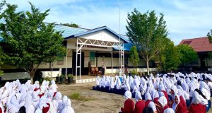 Berikan Penjelasan Bahaya Judol, Pornografi, Dan Kenakalan Remaja Kepada Pelajar, Kanit Binmas Polsek Kendawangan Isi Acara MPLS Di SMPN 01 Kecamatan Kendawangan