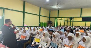 Kasat Narkoba Polres Ketapang Beri Penyuluhan Bahaya Narkoba kepada Siswa SMAN 3 Ketapang dalam Rangka MPLS
