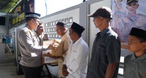 Kapolres Pidie Serahkan Sembako dan Santunan kepada Anak Yatim di Kecamatan Peukan Baro